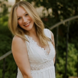 Headshot of Jen, member of Erica Suzanne Matchmaking team